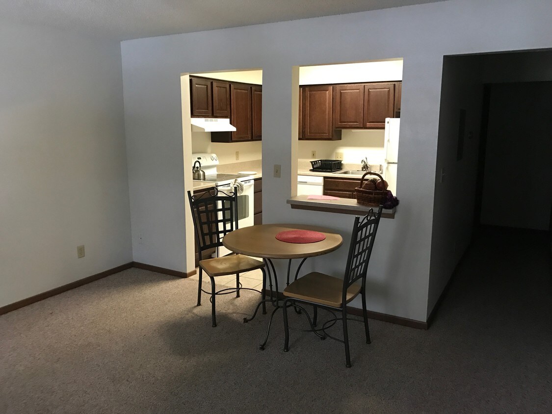 Sala de estar de buscar en la cocina - 527 N Dubuque St