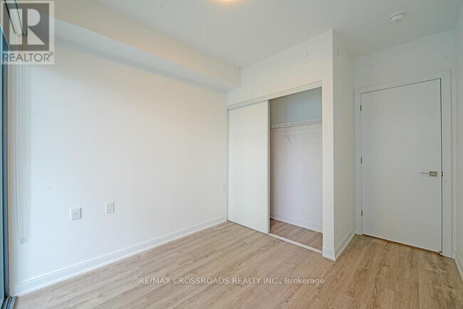 Photo du bâtiment - 50A-3250 Charles St E