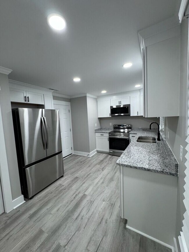 Foto del edificio - NEWLEY RENOVATED-This one won't last long! Schedule your tour today!