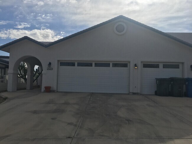 Foto del edificio - 2523 Country Club Dr