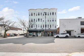 Building Photo - 50 1/2 Common St