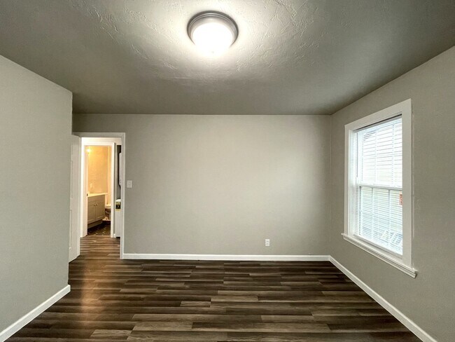 Building Photo - MOVE-IN SPECIAL!! HALF OFF THE FIRST FULL ...