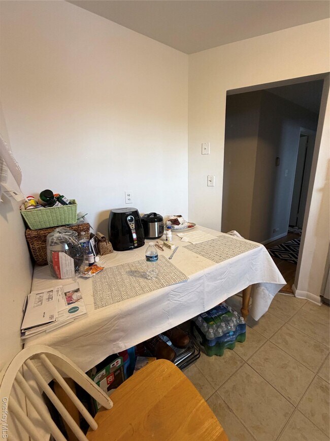 Building Photo - 144 Roslyn Rd