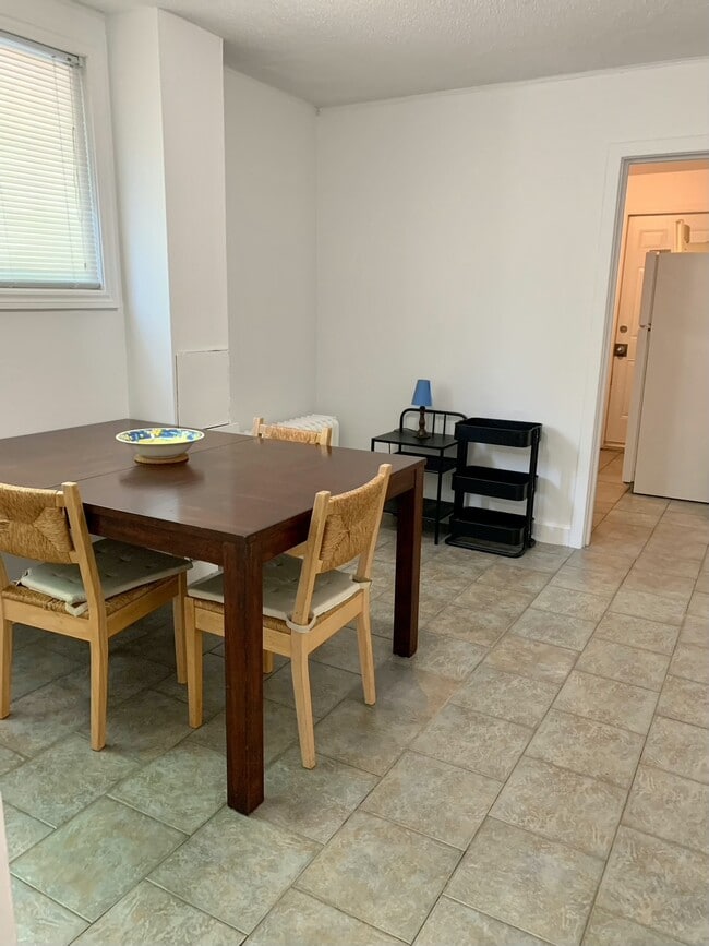 Dining area - 95 Barrette St
