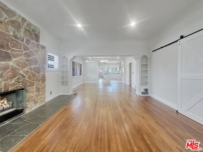 Building Photo - 1466 W 48th St