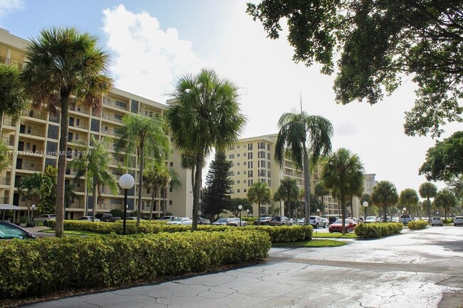 Foto del edificio - 2900 N Palm Aire Dr