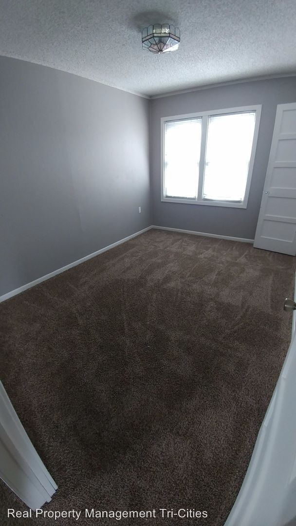 Building Photo - 3 br, 1 bath House - 1448 Thayer