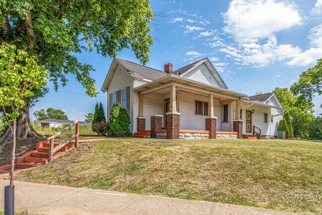 Foto del edificio - Charming 4-Bed Home Minutes from Downtown ...