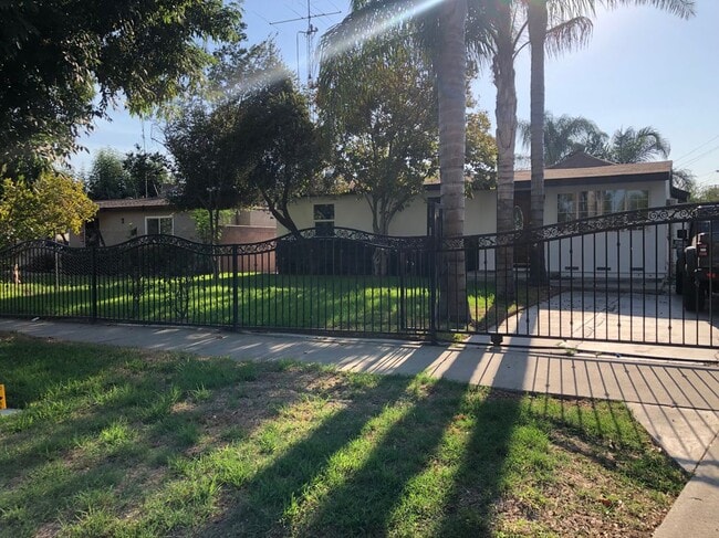 Foto del edificio - 526 S San Antonio Ave
