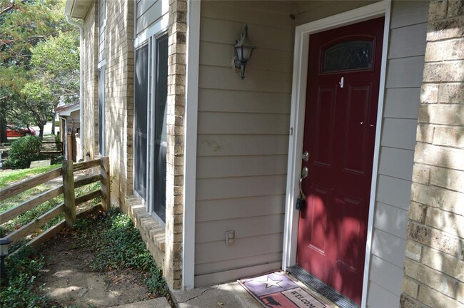 Building Photo - 2143 Country Villa Dr
