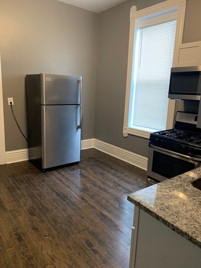 Foto del edificio - 714 W 59th St