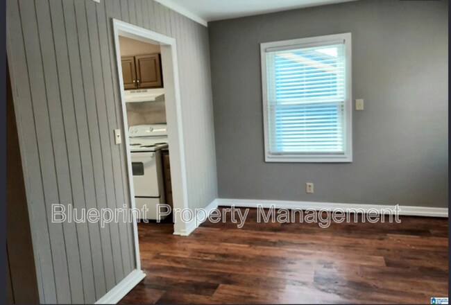 Building Photo - 513 10th Ave S