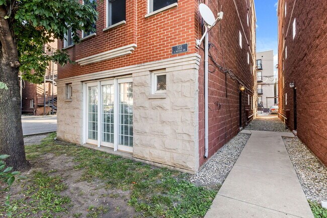 Building Photo - 515 S Western Ave