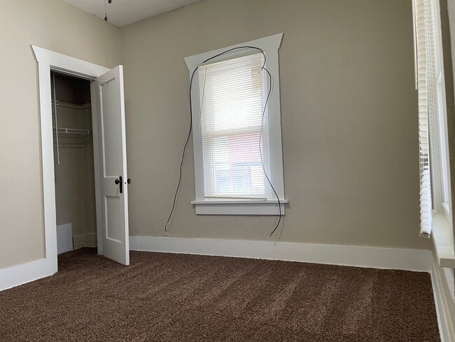 Building Photo - Cute 2 Bedroom 1 Bath