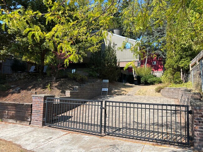 Building Photo - Wallingford Modern with Flexible Living Sp...