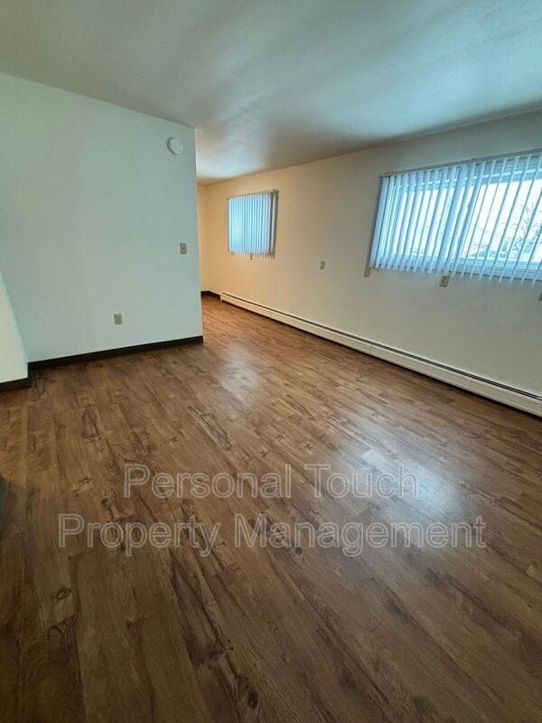 Building Photo - 132 6th Ave N