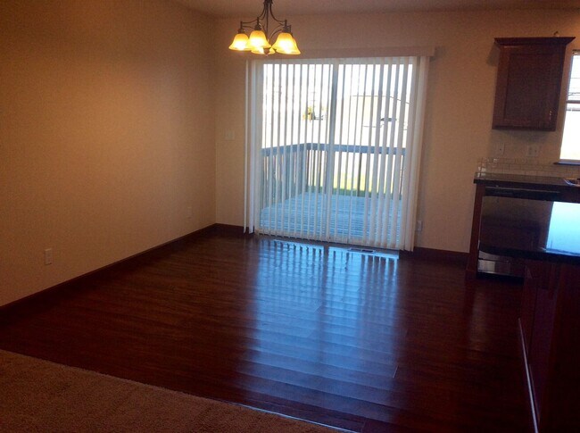 Foto del edificio - 4 bedroom, 3 bath Town home