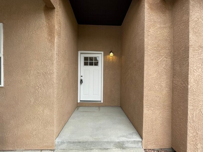 Building Photo - 755 E Springmont Dr