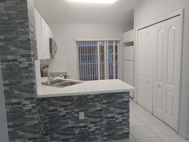 Foto del edificio - 2589 W 76th St