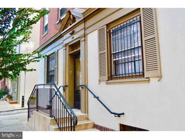 Building Photo - 332 S 17th St
