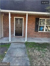 Building Photo - Room in Apartment on River Park Dr