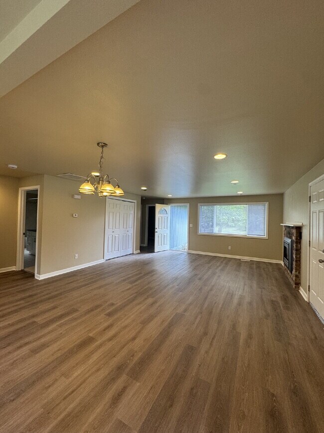 Foto del edificio - Kirkland Rambler with Central A/C!