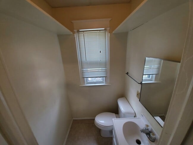 Building Photo - AVAILABLE JUNE - Great 3 Bed 1.5 Bath Near Portland Square