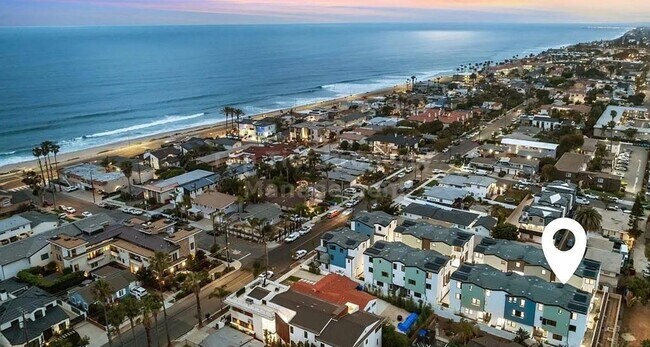 Foto del edificio - BRAND-NEW, FULLY-FURNISHED Luxury 3 bd / 3 ba Townhome in Coastal Carlsbad