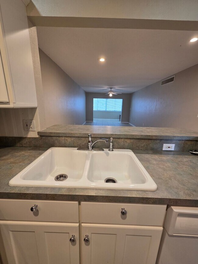 Foto del edificio - TREASURE ISLAND WATERFRONT CONDO