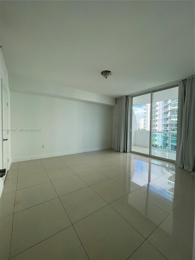 Foto del edificio - 7900 Harbor Island Dr