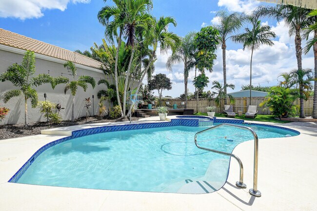 Building Photo - 172 Orange Dr