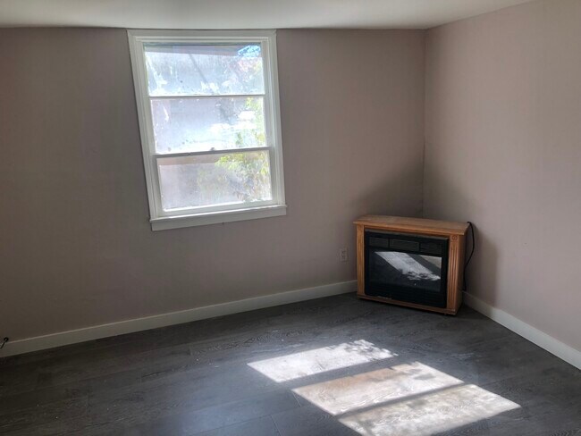 Building Photo - 122 S Juanita Ave