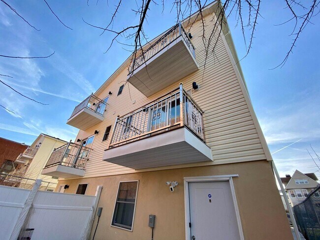 Building Photo - 86 Oak St