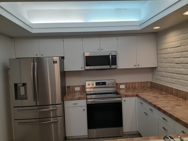 Fully equipped kitchen - 1200 Riverside Dr