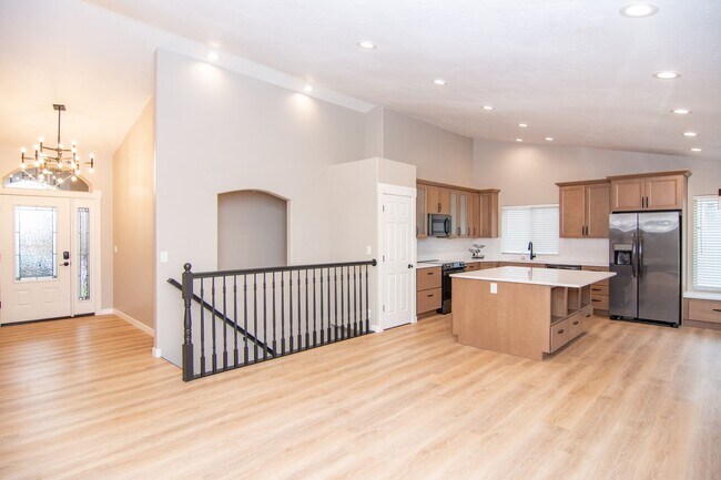 Foto del edificio - Bountiful Home w/ 2 Car Garage, EV Charger, & Updated Remodeling