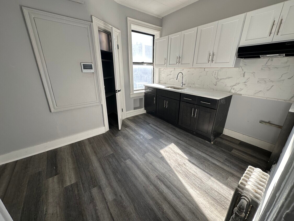 Primary Photo - 84 Romaine Ave