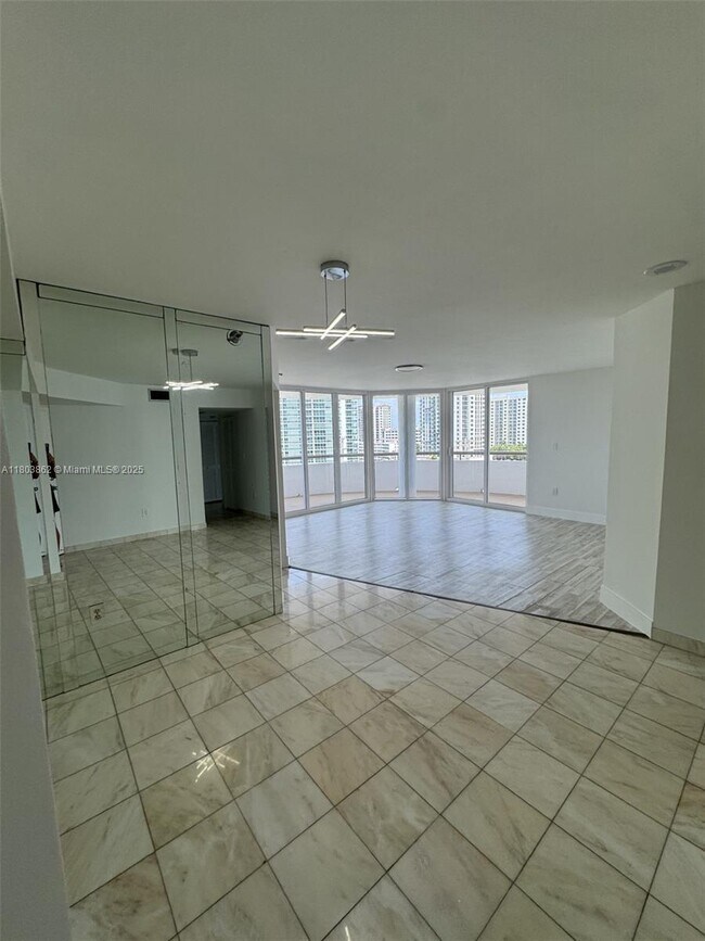 Foto del edificio - 15645 Collins Ave