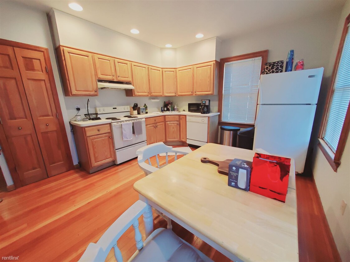 Primary Photo - 1 br, 1.5 bath Condo - 28 Hoyt St Apt 1
