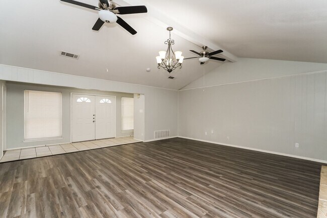 Foto del edificio - 4 BR/3BA | Updated Single Family Home | 2-Car Garage Parking | In Bedford!
