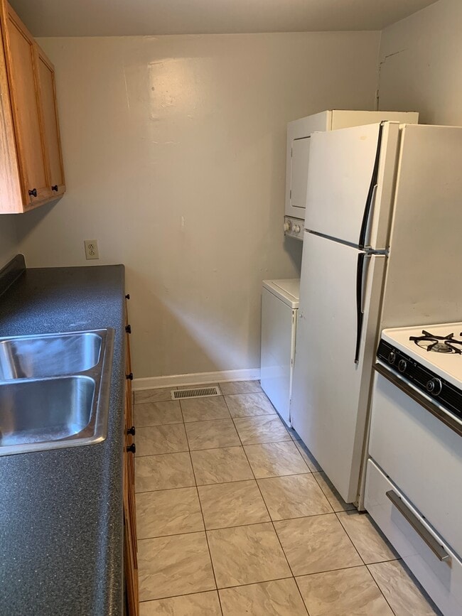 Foto del edificio - 329-2 Oldham Ave – Available August 2026