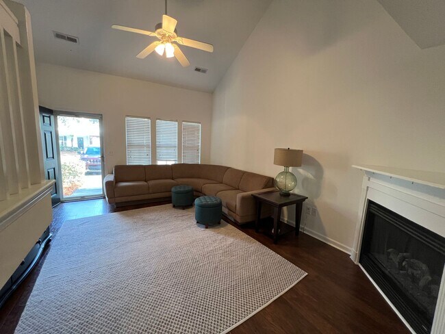 Foto del edificio - 2 Bedroom 2.5 Bath Furnished Townhome in Beresford Commons
