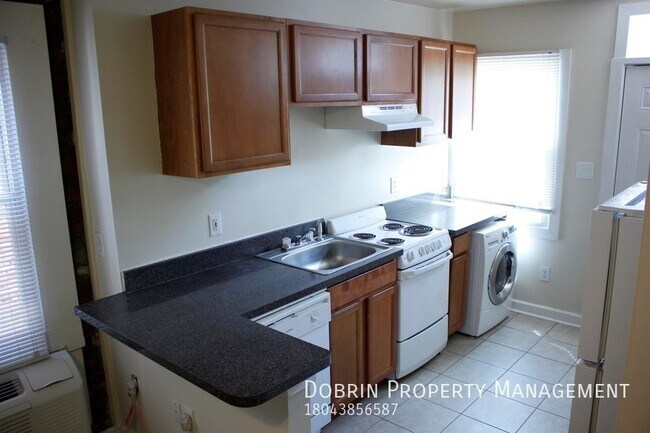 Building Photo - Studio Apt with Front & Back Porch AND Hug...