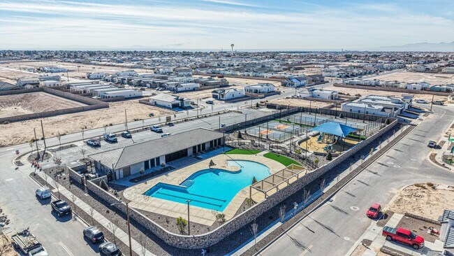 Foto del edificio - Beautiful East side House 4 bed-2.5 baths, part of The  Club that includes Swimming Pool, Gym, Te...