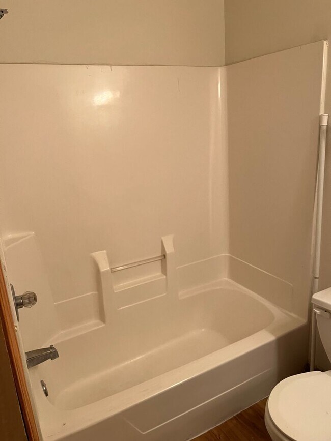 Building Photo - Upstairs apartment....3 Bed 2 Bath