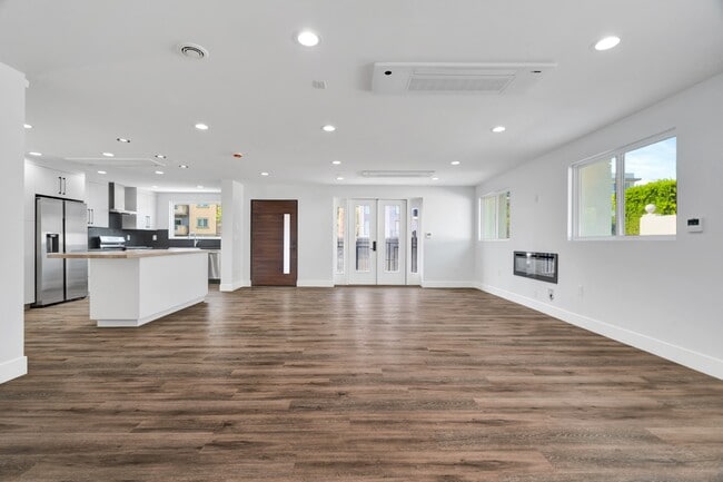 Foto del edificio - Spacious 3BR NoHo Home w/ Luxury European Finishes