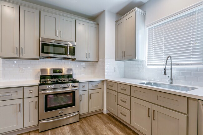 Building Photo - 1418 3rd Ave