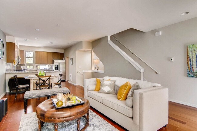 Foto del edificio - 2 Bedroom Loft Style Townhome Near Microsoft!