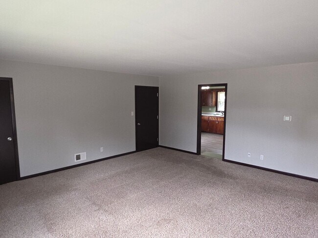 Building Photo - Updated 3 bedroom West Allis upper