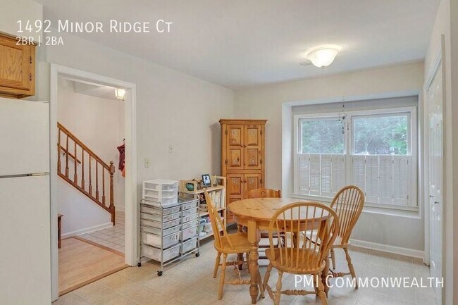 Building Photo - 2 Bed / 1.5 Bath Townhouse (Available 2/10...