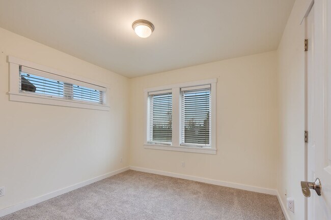 Building Photo - Winter Special $500 off First Month's Rent!